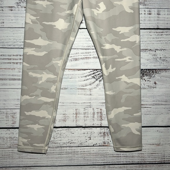 Athleta Elation 7/8 Leggings Tights Light Camo Pint Medium - Picture 8 of 16